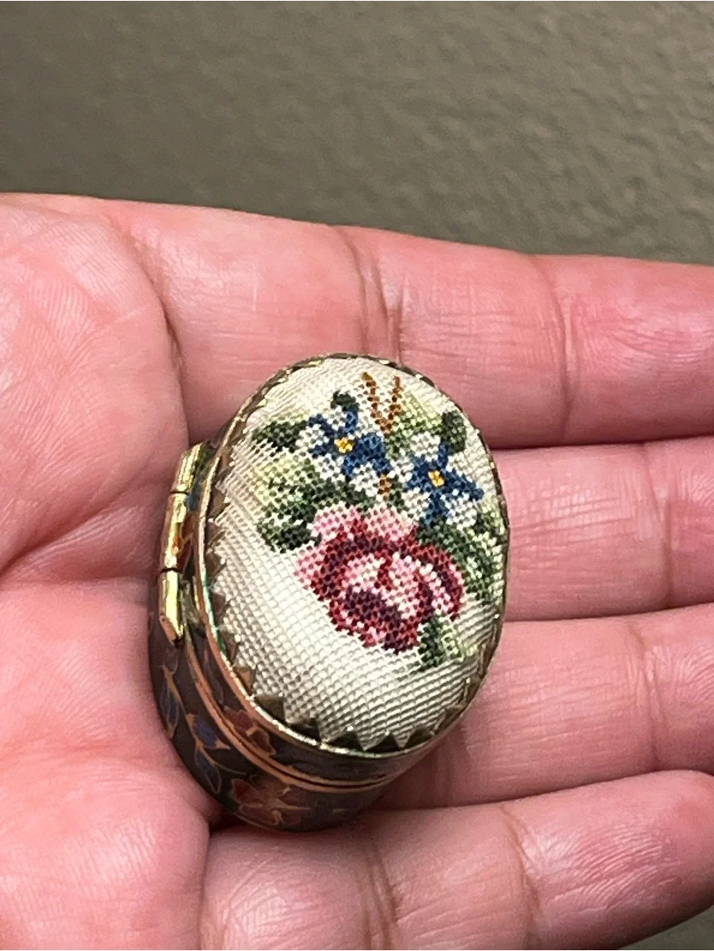 Vintage Floral Cloisonne Enamel Petit Point Pill Box - Picture 10 of 11